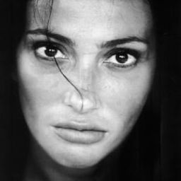 Anna Marcello 飾演 Rafilina