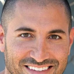 Danny Jacobs 飾演 King Julien (voice)