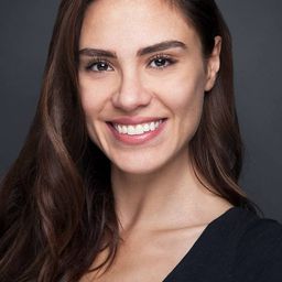 蘇克蘭·奧瓦利 飾演 Safiye Özay