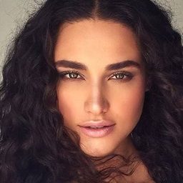 Débora Nascimento 飾演 Andrea