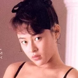 村上 麗奈 飾演 Yoshiko