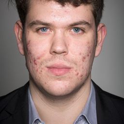 Marcel Heupermann 飾演 Roger