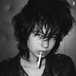 Eva Yelmani 飾演 Dominique/Maguy