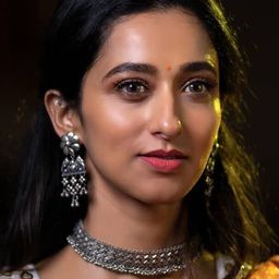 拉迪卡·納拉揚 飾演 Maya