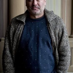 Américo Silva 飾演 Comandante Britânico