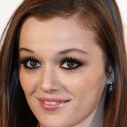 Katie Jarvis 飾演 Mia Williams