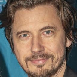 Thomas Voss 飾演 Carsten