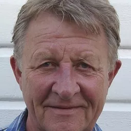 Ivar Nørve 飾演 Politimann