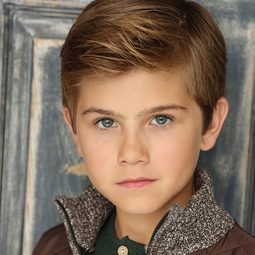 Mason Blomberg 飾演 Tony Stark (Iron Man) (voice)