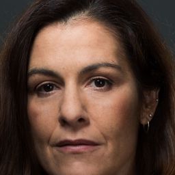 Teresa Chaves 飾演 Assistente Segurança Social