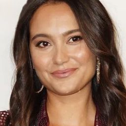 Emma Heming 飾演 Self