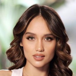 莘塔·羅拉 飾演 Alma Becker