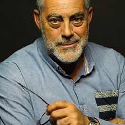 Carlos Blanco 飾演 Emilio