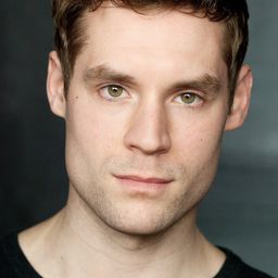 George Taylor 飾演 Liam