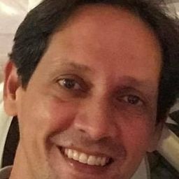 Julio Ramos 飾演 Bigo