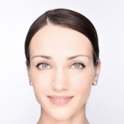 Yulia Stepanova 飾演 Couple in Yellow