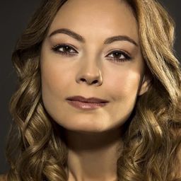 Özge Özder - Heist School演員 飾演Candan Hoca