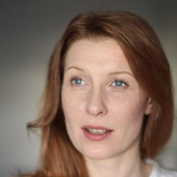 Martina Ysker 飾演 Sprungtrainerin Tina