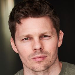 Blake Webb 飾演 Mickey