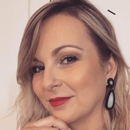 Daniela Faria 飾演 Cassandra