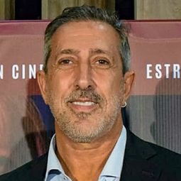 Naím Sibara 飾演 Van Damm