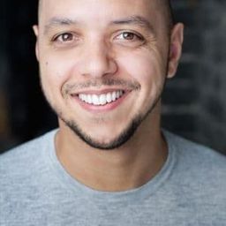 Simon Trinder 飾演 Trinculo