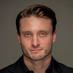 喬丹·薩盧姆 飾演 Peter