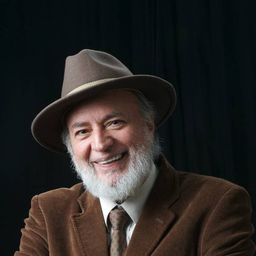 Humberto Dorado 飾演 Padre Bueno