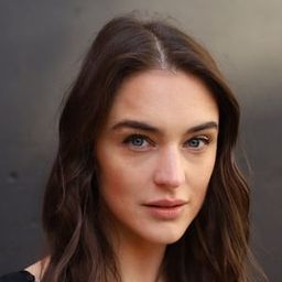 Lauren Budd 飾演 Evil Step Sister