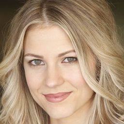 Sarah Baldwin 飾演 Amanda Prescott