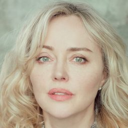 安吉琳·保爾 飾演 Maggie Muldovan