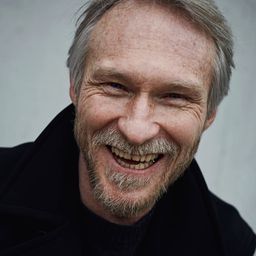 Robinson Reichel 飾演 Skin Udo