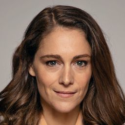 艾莉安拉貝 飾演 The Maid