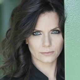 Titti Nuzzolese - 美好年華演員 飾演Aunt Ivana