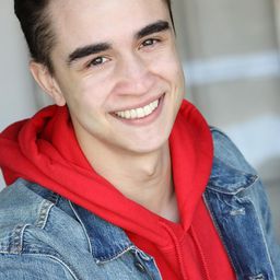 Jeremiah Brennan 飾演 Simon