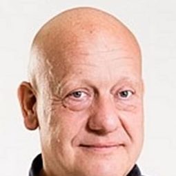 Trond Høvik 飾演 Forteller