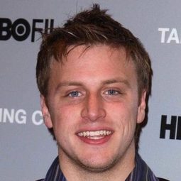 Noah Fleiss 飾演 Tugger