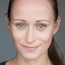 Laura Bayston 飾演 Barmaid