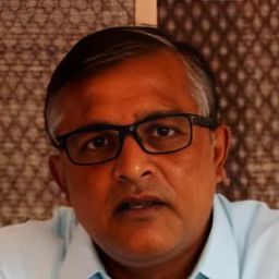 Kavin Jay Babu 飾演 Idi Amin