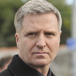 Yvon Back - 我的教練我們的菜演員 飾演Le Président de la Fédération Française de Natation