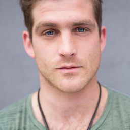 Walker Babington 飾演 Terrence