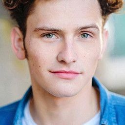 Will Hearle 飾演 Henry