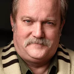 Michael H. Cole 飾演 Moke