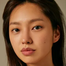 崔有華 飾演 Hee Joo
