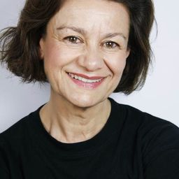 Sandra Toral 飾演 Ana