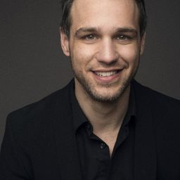 Taso Mikroulis 飾演 Greek Student