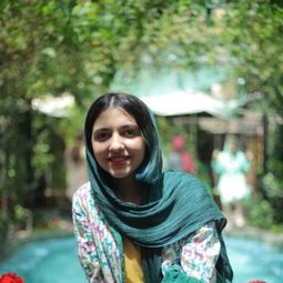 Kimia Hosseini 飾演 Somayyeh