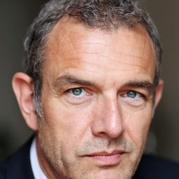 Jean-Yves Berteloot 飾演 Gabriel Bertrand