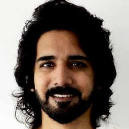 蘇珊斯 飾演 Raj Manohar