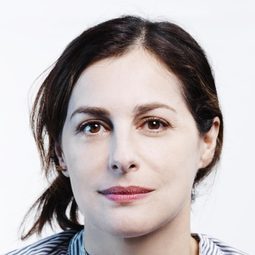 阿蜜拉·卡薩 - 以你的名字呼喚我演員 飾演Annella